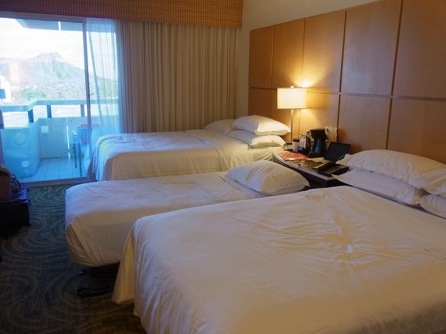 さぁ、今回もホテルはシェラトンワイキキを利用します。昨年の旅行で、その立地の良さを実感し、リピートです。<br /><br />本当はダブルベッドが３つある「ホアロハ・トリプルルーム」をリクエストしていたのですが、旅程の後半がシルバーウィークと重なっており、とれませんでした。<br /><br />でもOK、OK!　ツインルーム＋エキストラベッドで母娘仲良く（？）過ごします。着くなり、だれが初日の夜をエキストラベッドで寝るかを決める、じゃんけん大会を開催だぁ！<br /><br />・・・チーン、負けました。