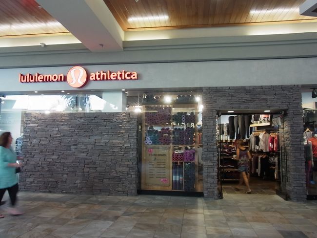 今回のハワイ旅行のミッションのひとつ。それは、大好きな「lululemon」でヨガパンツを購入すること。すごく気に入って使っているパンツの新色が出ていることを知り、事前にチェックしていたのです！ <br /><br />アラモアナのショップ前ですでにテンション高めです。スマホにも画像や品番を入れて、意気揚々と商品棚に向かった私。ところが、お目当てのラインがありません。おっかしーな。定員さんに画像を見せ、聞いてみると、なんとソールドアウトでこの品番はもう入荷しないとのこと。えーん。円安だし、通販でも買えるんですけど、すっかりその気だったので、この時のショックったら…。