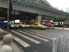 広州東駅のタクシー乗り場です
正規の乗り場からは安心して乗れますが列車の到着時には長い行列ができます。