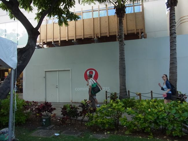 しかーし、朗報（？）です！ <br />カラカウア通りの「TUMI」と「Coco Cove」の間に新店舗ができるようです♪ <br /><br />ぷらぷら歩いていて、ふと目に入ったこのロゴ。ふぁッ!?　<br />二度見しました、ハイ。<br />工事の外装には、2015年秋オープンと書いてありました。わーい♪