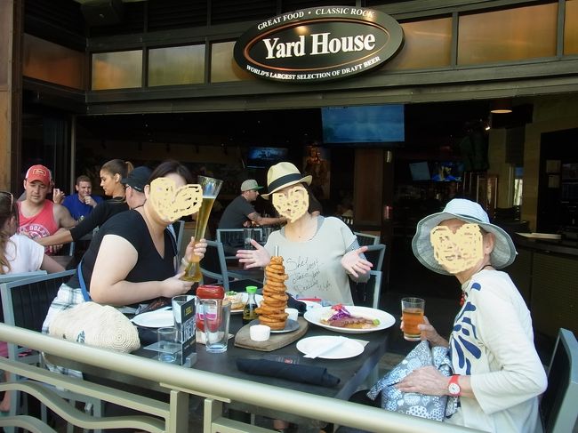 「ヤードハウス」のハッピーアワー（14:00〜17:30）！<br /><br />姉のオススメのお店です。実は昨年は夜に立ち寄ったものの満席で入れなかったので、今回はハッピーアワーを狙っていたのです。待たずに入れて入口近くの開放的なテラス席をゲット。<br /><br />日本語メニューもあって、何と言ってもハッピーアワーメニューに載っている料理は半額になるという幸せ。