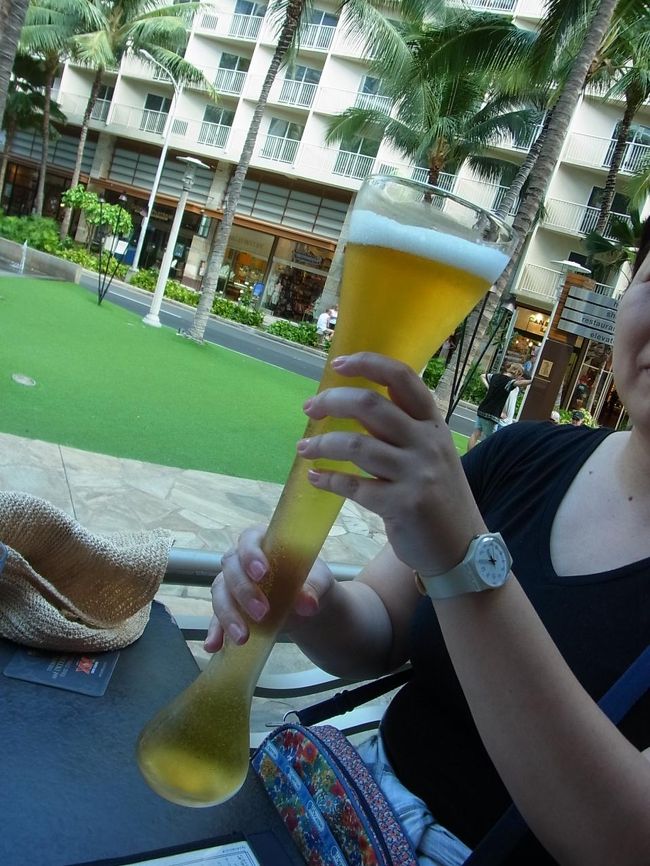 100種類以上はあるというビアレストランだけあって、ビールグラスも大小から選べます。ここはやはり名物の「ハーフヤード」でしょ！ と、姉の号令で注文。<br /><br />うーわ、すっごいのが来た〜っ。隣の席のひとも、道ゆくひとも、みんな見てる〜。でも冷たくて飲みやすくて…お、美味しい！