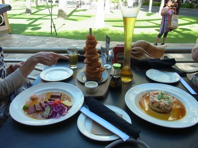 食事は、オニオンリングタワーとカリフォルニアロールとキハダマグロのたたきをオーダーしました。すごーい！ とハハが指をさしています。<br /><br />この店は食事もイケるって聞いていた通り、本当にどれも美味しかったです。オニオンリングはサクサクで2種類のソースがまたベストマッチ。カリフォルニアロールはパンケーキみたいな形をしていますが、ズワイガニととびこ、アボカドが絶妙のバランス。大満足です。