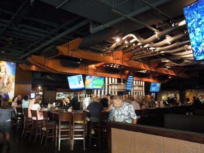 入口からは想像できないくらい、店の奥は広かったです。アメリカらしくテレビでスポーツ中継を流していて、それらを見ながらカウンターやテーブル席で食べるのもいいですね。