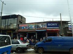 メルカートは東アフリカ最大と言われている市場で様々なお店が集まっていますが、種類別になっているとか。この辺りは電化製品の店が多いエリアらしい。