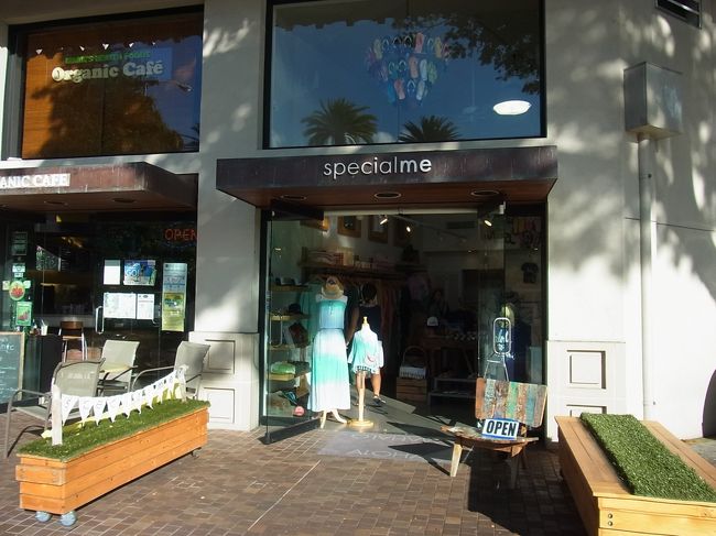 食事を堪能したあと、ワイキキビーチウォークと周辺をぷらぷら。そして、ずっと行きたいと思っていた、サラトガロードの「Special me」へ。