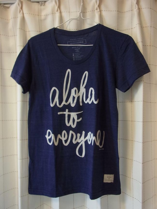欲しかったTシャツがこちら。<br />ワンサイズで、グレーやロゴ違いの白もありました。<br /><br />ホノルルでは、このTシャツを着て歩いている女性、そして男性も見かけましたので、遭遇率はかなり高いかも…。日本で着ようっと。