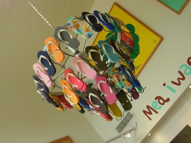 カワイイ雑貨や洋服、そしてこのビーサンのシャンデリアがこの店のアイコン。