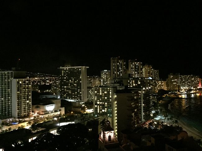 ルルレモンといい、アイランドソープといい、今回は初日からついてないなぁ。ま、まだ旅は始まったばかり。どんどん挽回していきますよ！<br /><br />写真はホテルのラナイから見た夜景。夜の眺めもまたいいものですね。