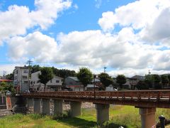 タップリと1時間をかけて鍾乳洞を見学した後は、国道158号線を一路、高山市中心部へと向けて走る。道は1本道で、目的地までの所要時間は約30分だ。

JR高山駅周辺には駐車場が数多くあるが、江戸時代の古い街並みの残る中心部は観光客で激混み。駐車場もどこも満車だったので、町はずれの西側にある不動橋駐車場へと車を停める。
駐車料金は、市内一律料金で300円／1時間（駐車場により、100円/20分、150円/30分と表示方法は異なる）。

時刻は、午前10時半。
高山に残る江戸時代の町並みの中を歩き始める。
駐車場の背後には宮川が流れ、川には江戸情緒を残した木製の欄干を持つ不動橋が掛けられている。

その不動橋を渡れば、そこはもう、江戸時代の町人文化の名残を色濃く残す高山の町並みだ。
