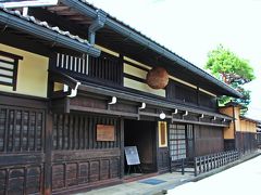 飛騨高山の山中に突如現れる情緒あふれる整然とした町並み。

ここは江戸時代に幕府の直轄領として栄えた小京都とも呼ばれる場所で、飛騨特産の木材を扱う町人文化が栄えていた土地だ。

