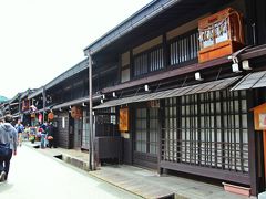 宮地家をゆっくりと見学した後は、風情ある小京都の街並みを散策する。

日本各地には小京都、小江戸の冠名を持つ和の町は数多くあるが、その中でも高山の町並みは、群を抜いて特徴的な事で有名だ。

高山の町並みの特徴…。
その特徴の一つが、建物の軒の高さとその立面だ。
