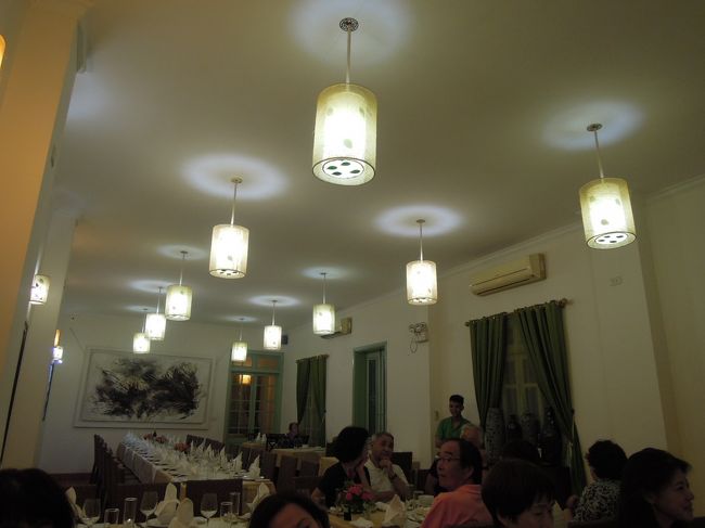 白を基調にした綺麗なレストラン。