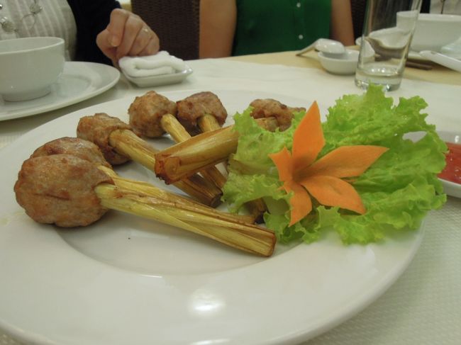 サトウキビのスティックにエビ入りのお団子、さつま揚げのようなもの。<br />このサトウキビスティックも食べるのかと思って噛んだりしたけど、ただ硬かっただけ。食べるもんじゃないっておしえてもらって・・・恥ずかしかった。