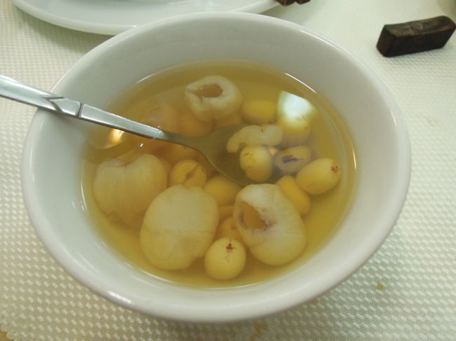 これは、ハスの実の入った甘いもの。ベトナム風みつ豆って感じ。