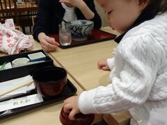 飛行機は朝09:30羽田のJALでした。
当日夜勤明けにて急いで帰宅、タクシーにて羽田空港に行きました。
今回、羽田空港駐車場を予約しようとしたのですが、１ヶ月前から予約開始なのに、１ヶ月前の時点で満車でした。
当日並ぶのは危険、と判断し、タクシーで行きました。

中央区から空港までで\6,000ちょっと。
朝食は「新大和」の定食。