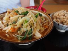 前回行けなかった「よね食堂」に行けました。
これが野菜そばと追加で頼んだじゅーしーです。
娘は１歳２ヶ月ですが、じゅーしーを手づかみでむさぼっていました、お気に入りのようです。
しかし、ぼそぼそしているじゅーしーは、たくさんこぼすので要注意です。