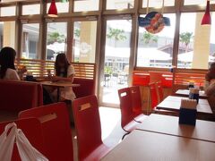 モール内のブルーシールに行きました。
ここのモールは、沖縄限定のチェーン店もありますが、それ以上に沖縄初出店のチェーン店がとても多いように思えます。

基本的には観光客向け、というより沖縄の方向けということになるのでしょうか？
そりゃスーパーですからね、そうでしょう。