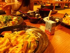 リッツカールトンに到着しました。
今回は、事前に娘のもの（おむつや離乳食等）を段ボールに詰めて、ゆうパック（ここ重要）でホテルに送っていました。
沖縄はゆうパックが断然安いです、段ボールで\2,000かかりません、他社は２倍くらいかかります。

夕食は、子連れならどこがいいですか、とチェックインで聞いたところ、「ちぬまん」が座敷席で子連れが多いので良いのでは、とのこと。
送迎のバスも用意してくれました。