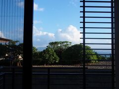 早くも２日目です。
９月は、沖縄も少し涼しくなってきていますが、まだ良く晴れています。

今回はフロントと同じ階で、隣は朝食会場である、『グスク』だったので、便利でした。
但しレストランからベランダが見えてしまいます。