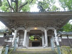 香美町香住区森の大乗寺．
745年行基により創建，本尊は聖観音，真言宗寺院．
山門は1855年建造，木造八脚門，入母屋造，桟瓦葺，兵庫県指定文化財．