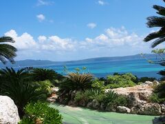 プールは30分ほどで終了、一路北へ古宇利島に渡りました。
昨年末にオープンした古宇利オーシャンタワーに行きました。

大人￥800はやや割高だな、と思いながら、カートに乗りタワーへ登っていきます。
晴れているのもあり、意外と絶景、ああ、これなら\400は払ってもいいかも、という感じです。