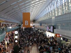 恐ろしいほどの人の量。連休の羽田空港、恐るべし。
早めに来て良かった。自動チェックインができなくて、カウンターに３０分並びました。