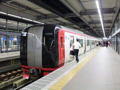 こちらが普通特急。でも、一部座席指定者という変則的な特急でした。
通常料金のみで乗れる方へ。
18時47分発。