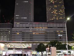 名古屋駅に到着。

こちらは西口。特に意味なく出てきましたが、名鉄名駅は反対側。
そして、なんとこのタイミングで人身事故が起きていて、ダイヤが乱れていました。
うわっ、大丈夫かな？