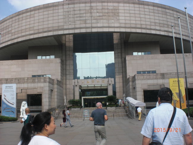 前日と全く同じメニューの朝食を少し食べた後、入場料無料の上海博物館に行きました