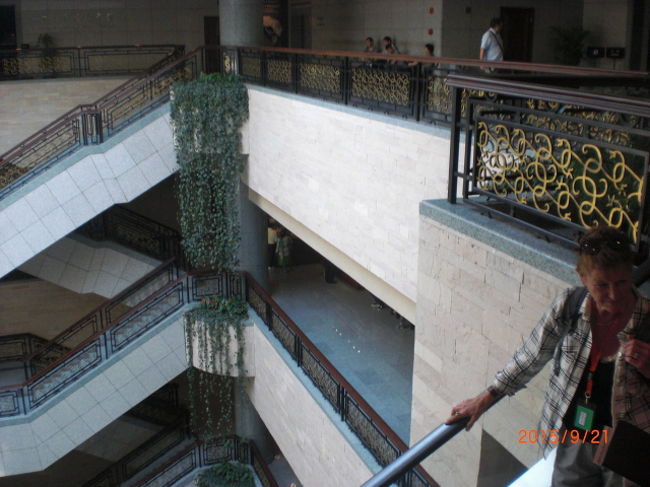 中は広々とした吹き抜けになってます