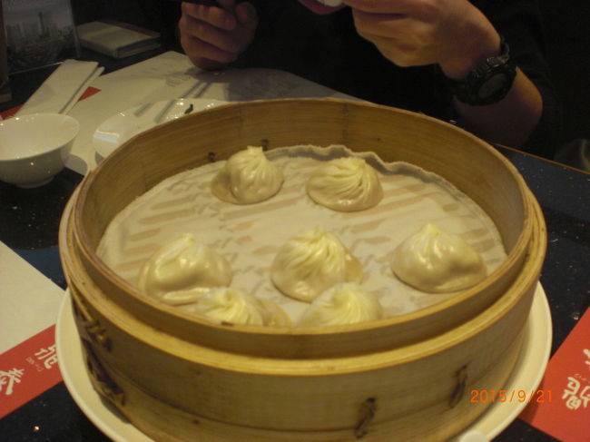 やっぱり美味しい！！皮が薄くって、とてもジューシー！！上海小籠包より、私達家族は全員、こちらの台湾小籠包の方が好みです。でも両方の味を食べ比べられて、シアワセ♡