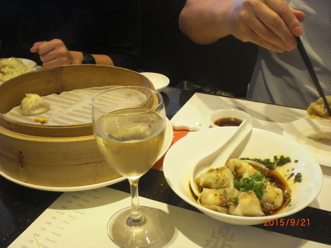 どれも熱々で、一品いっぴんテーブルに運ばれて来ました。空芯菜も炒飯も麺類も、とても美味しかった