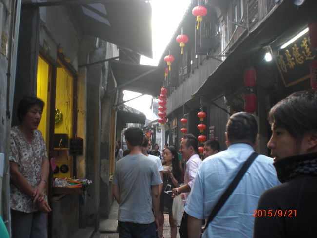 水路に近付くほど、両側にお店がびっしりになって来ます