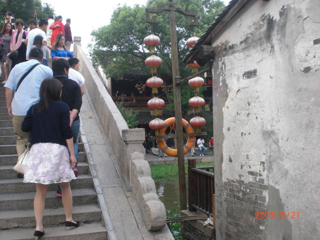 狭い路地を通り抜けると、江南水郷古墳の代表格・西塘の水路に着きました。水路沿いの民家は殆ど明清時代の建物、古橋もたくさん残っていて、その内11脚は宋時代の物で今も現役との事です