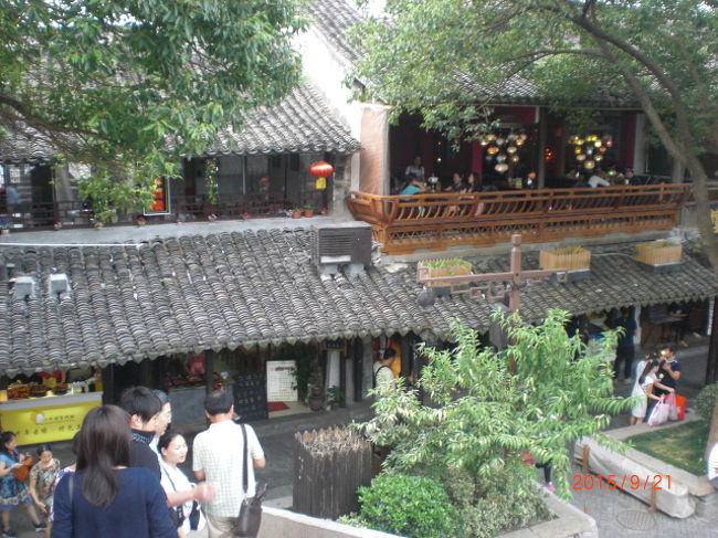 水路の両側はこの様な建物が連なってます