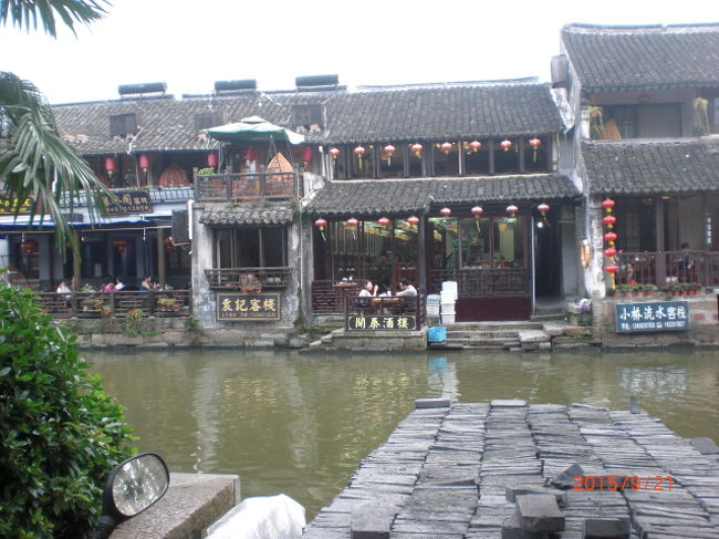 水深は1ｍ50?位との事です。今は観光に力を入れてるので、お掃除船も沢山見られました。・・・ひと昔前までは、生活水はすべてこの水路に流していたし、使ってもいたそうです。夜、お年寄りが水辺でお茶椀を洗ってるらしき光景を見てしまったのには、さすがに驚きました