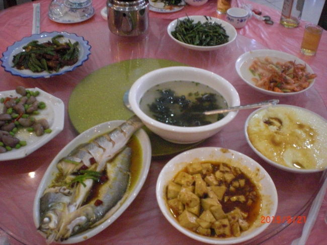 郷土料理の夕食を頂きました。初めて食べる味に、中国に来たって感じがシミジミしました。感激！！普通に美味しかったですよ