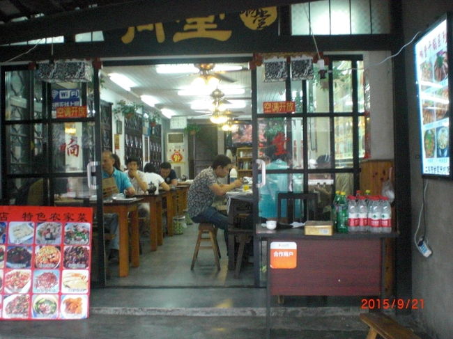 夕食後、水路に沿って、両側のお店をぶらぶらショッピング