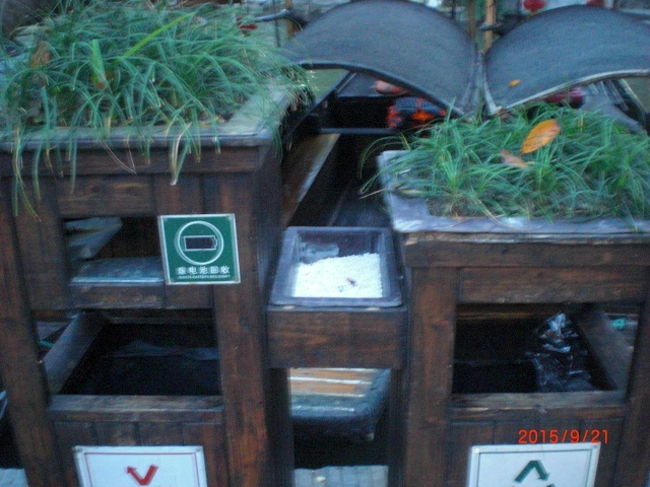 真ん中の部分が灰皿になっている、ゴミ箱が結構おいて有りました