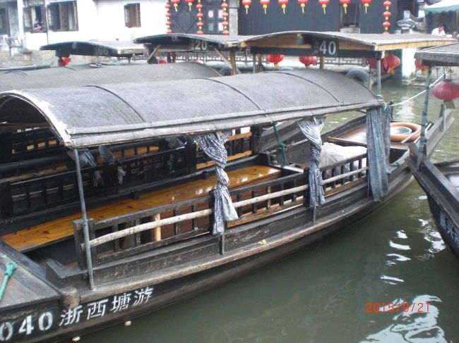 この船に乗ります。一人120元、10人揃わないと出発しましせんでした