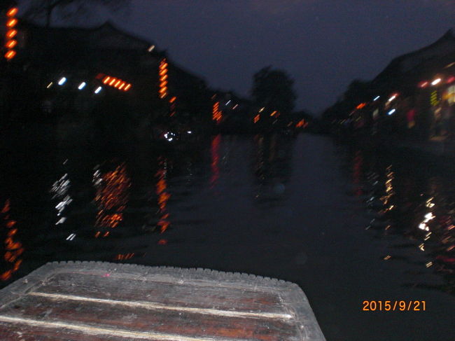 船に乗り込みました。30分位かけて水路を往復しました。水面に灯りが揺れて、心地よく風がそよぎます