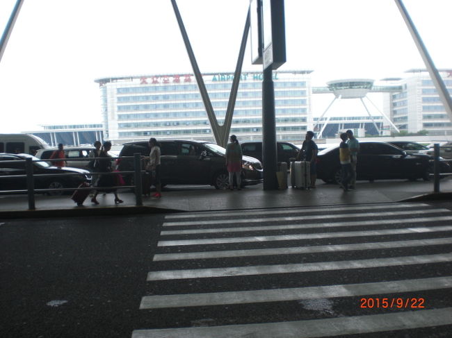 空港前の道路はごった返してました。途中で車を止め、やたら勝手に人々が横断してます