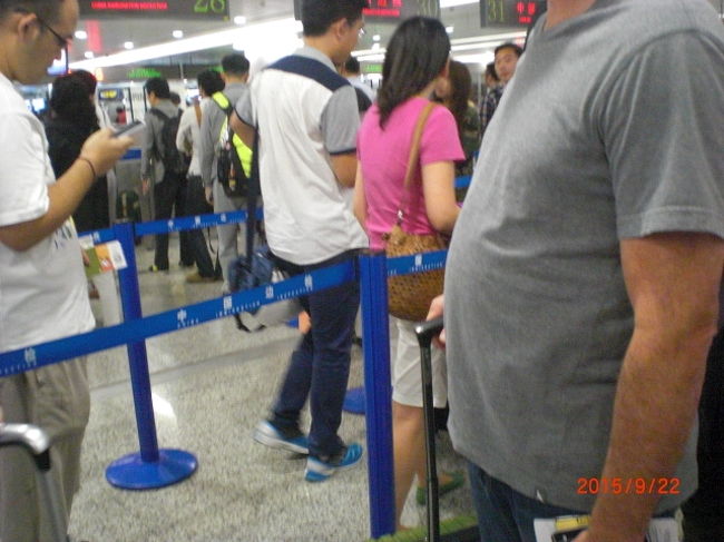 入国審査は大混雑でした。荷物検査も含めて1時間位はかかったと思います。それ以上だったかも・・・