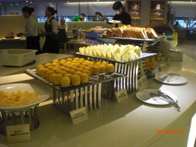 1Ｆ部分はビジネス用、2Ｆ部分が飲食エリアになってました。<br />とても広々としていて、さすが中国国際航空の本拠地ラウンジ、広々としていて清潔で感激しました。お料理も沢山揃ってました