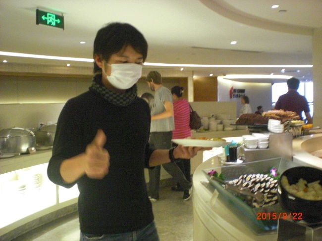 朝ほとんど食べて無いので、機内で食べれるのはわかってましたが、ついつい頂いてしまいました。中国ですので、本場物の飲茶(小籠包とか)を最後に食べたかった・・・でも不思議とその系統物は見当たらなかった・・・