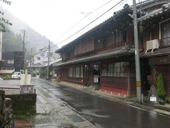 山道を行くこと、約1時間。山間に囲まれた鄙びた温泉地、竜神温泉に到着。そして雨はかなりひどくなる・・・。
竜神温泉の開湯は古く約1300年前。弘法大師が見つけたという伝説も残っています。また紀伊藩主の徳川頼宜の湯治場として整備されたという由緒ある温泉です。写真は上御殿、登録有形文化財にも登録されています。