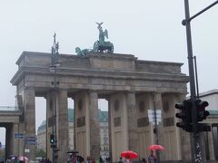 ブランデンブルク門

ベルリンに着きました。
馬車の後が見えているので裏側になります。