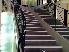 お次はショッピング♪

シャネルでお買い物したら、スタッフのソフィーが、

「ココ・シャネルのアパルトマン見たことある？よかったらそこで写真撮ってあげるわよ！」

となんとも嬉しいお言葉！

でも実際に行けたのはこの階段の５段目まで（笑）。