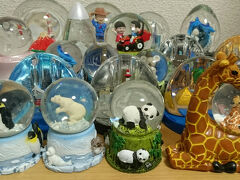 白浜のおみやげ〜

アドベンチャーワールド海獣館近くのショップ「ジョイランド」で、パンダとシロクマとペンギン、センタードーム「シンビオーシス」でキリン親子のスノードームをゲットしました〜♪